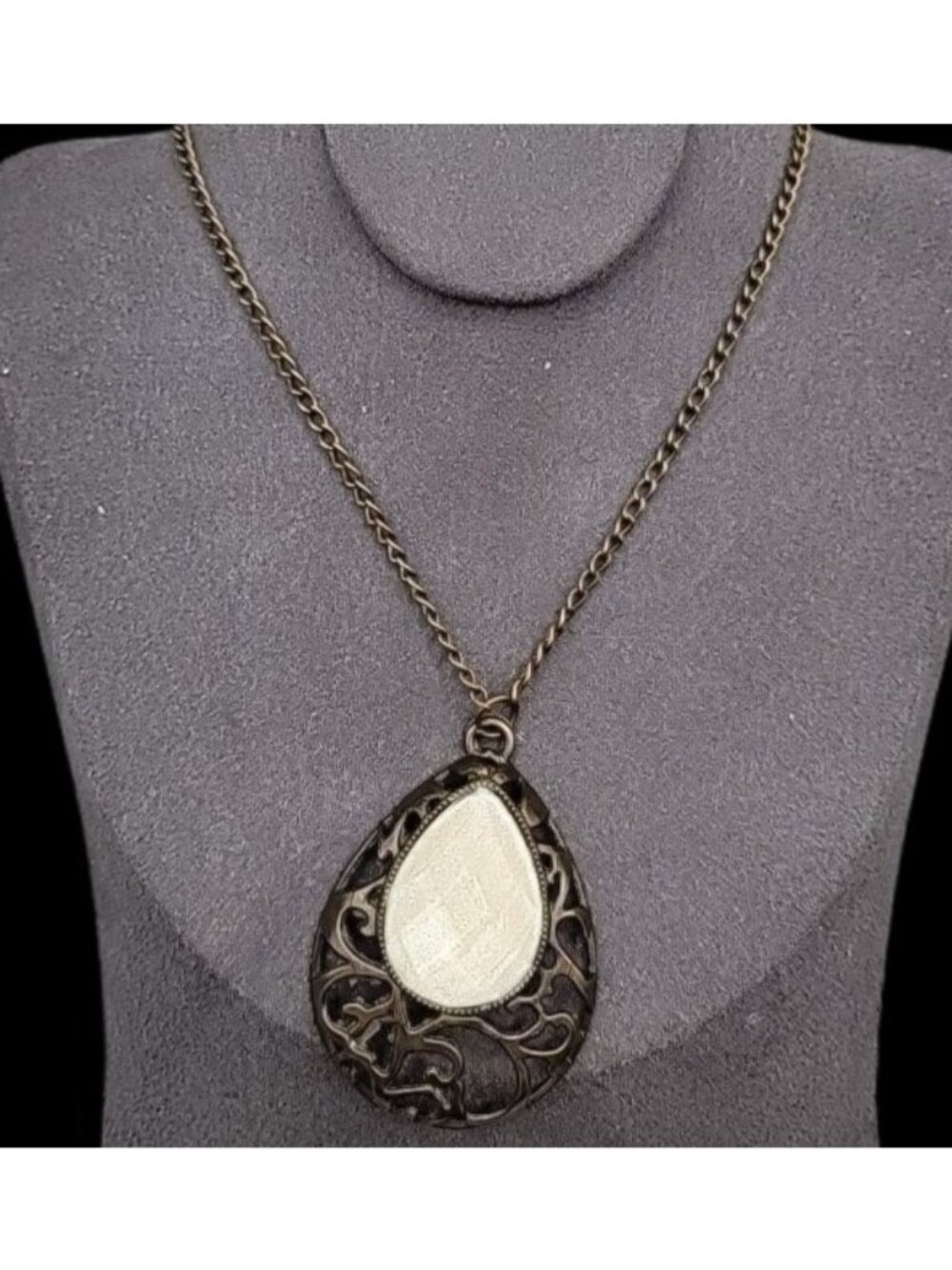 Vintage Beige Fauceted Crystal Pendant Necklace Brass Tone Setting 22" Chain